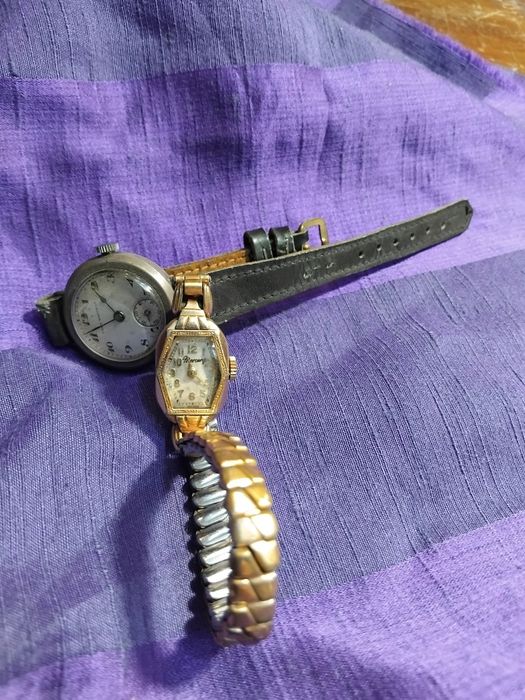 Dois relógios de senhora  mecânicos  a funcionar