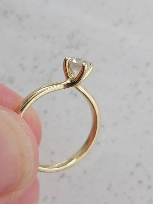 Złoty 585 pierścionek zaręczynowy z dużym brylantem.