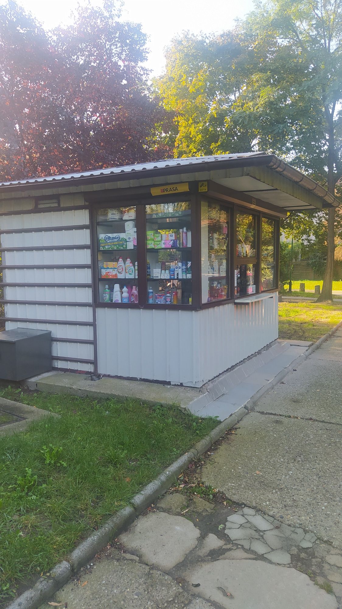 Sprzedam kiosk handlowo-usługowy.