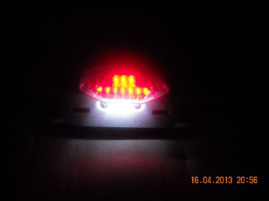 Farol universal com piscas incorporados em ledes para vários motos