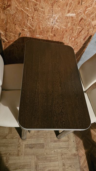 Stół kuchenny z krzslami