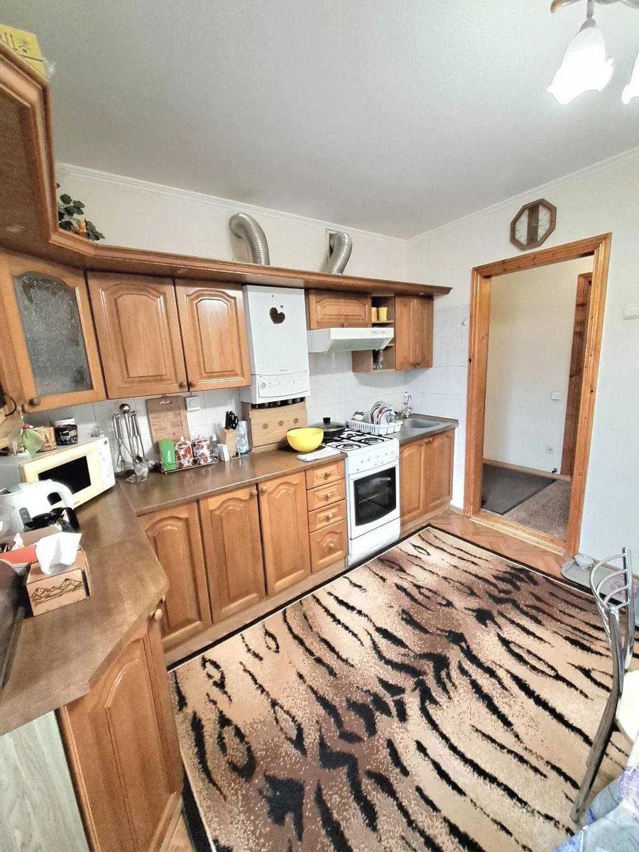 Продам 3-и к/к 76 м2 в елітному будинку з закритим двором в центрі..