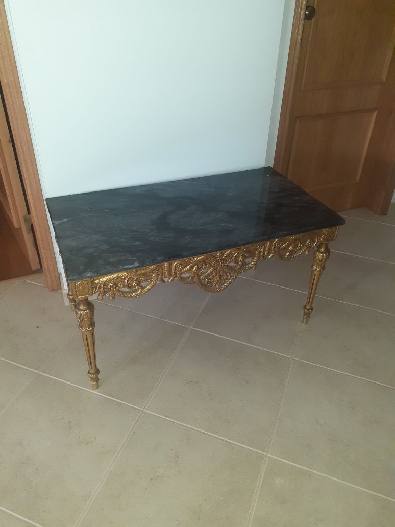 Mesa dourada com mármore