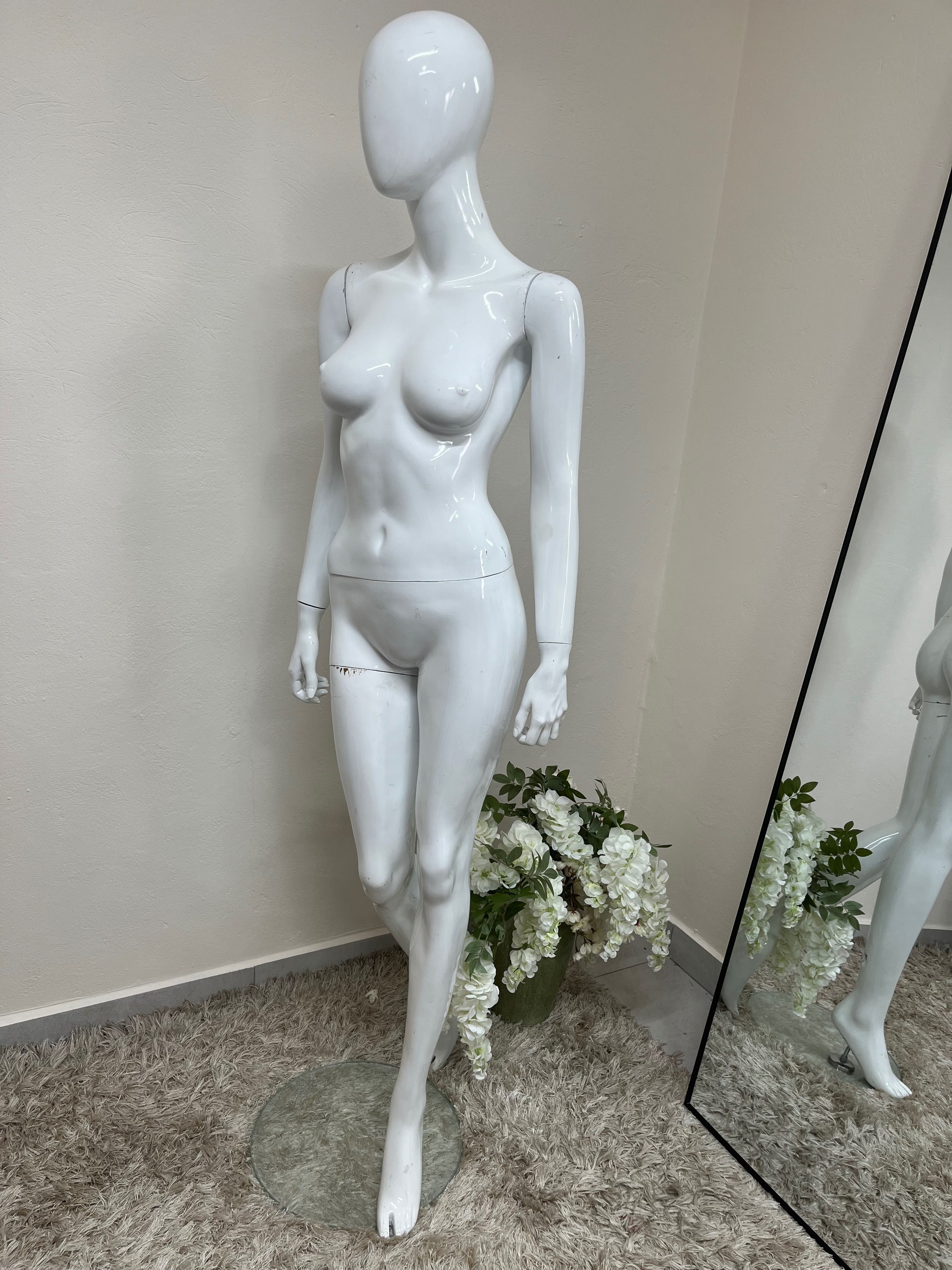 Manekin biały damski