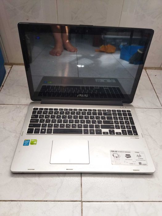 Varios portateis para arranjar ou para PEÇAS