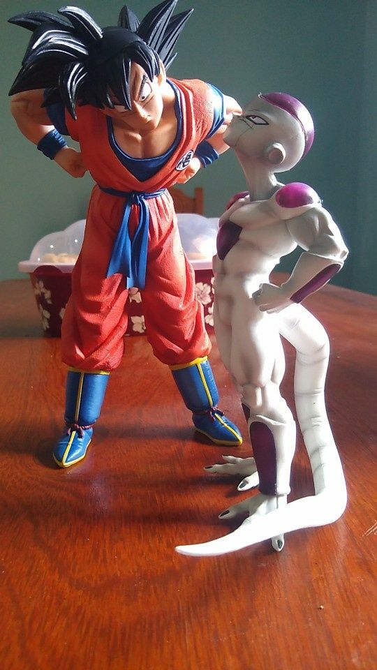 Figuras Son Goku e Freezer Conjunto