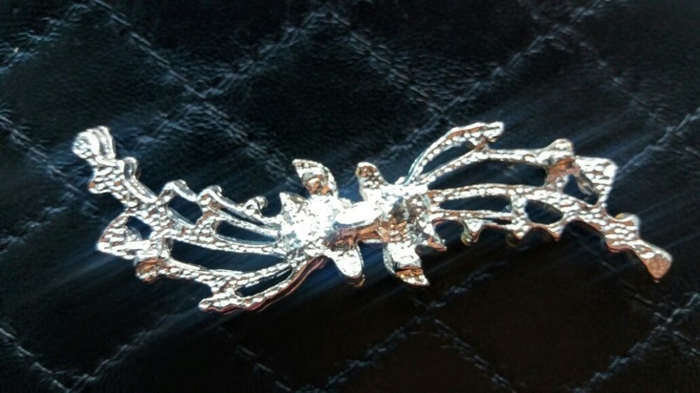 Брошь пришивная с камнями.