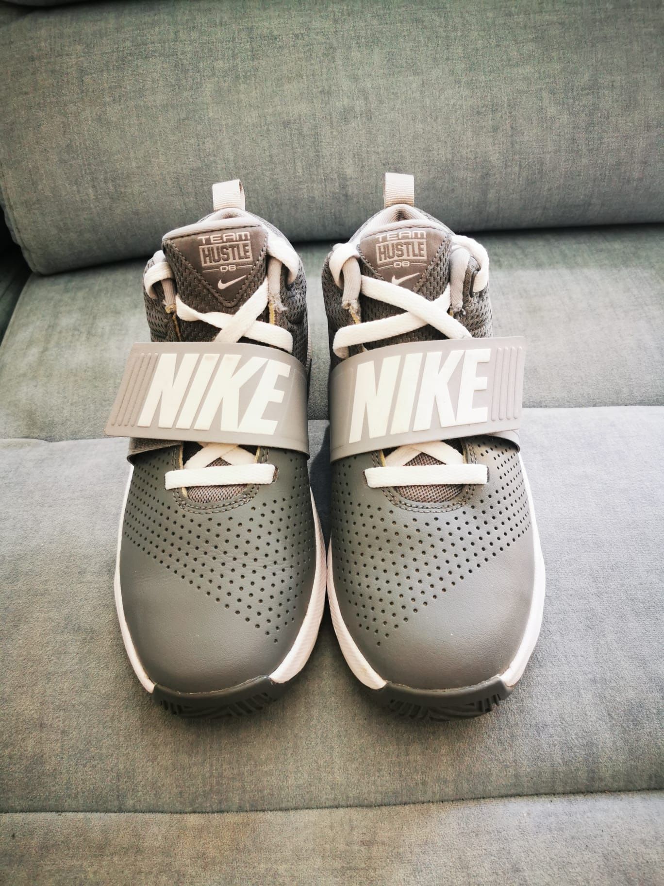 Buty Nike hustle D8 GS 38.5 unisex