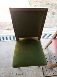 Cadeiras antigas e mesa tv