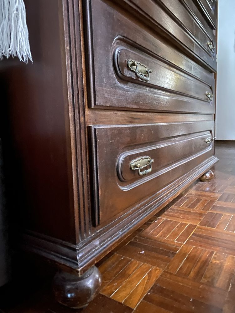 Cómoda grande castanha