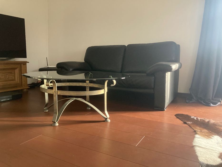 Sofo z skóry longlife i szklana ława