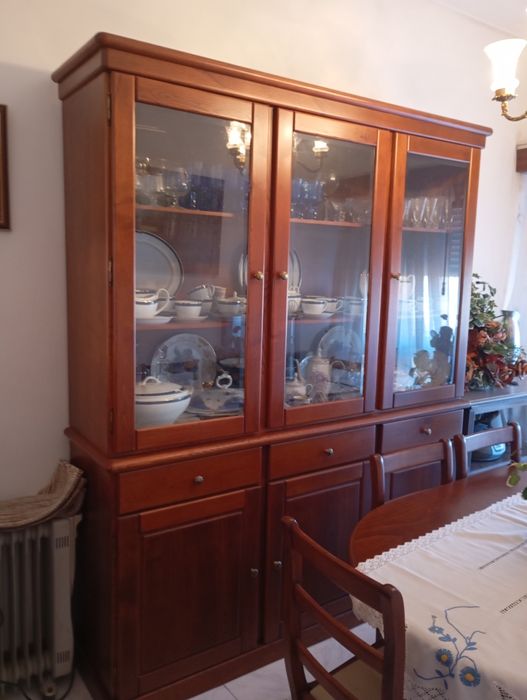 Mesa de sala e cristaleira