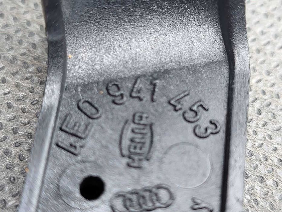 AUDI A8 D3 uchwyt , mocowanie reflektora .