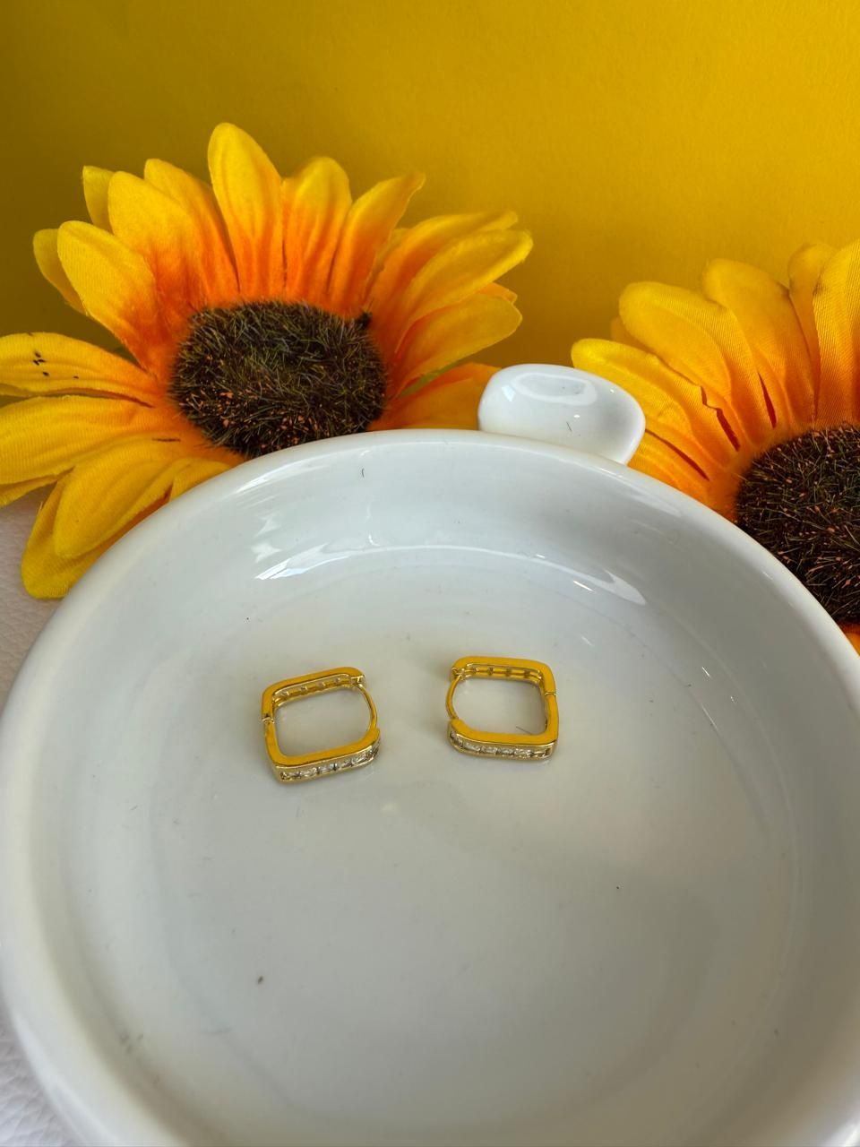 Brinco quadrado folheado a ouro com zirconia,  semijoia de qualidade.