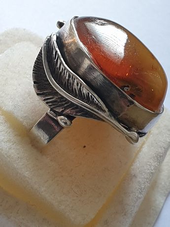 Duży srebrny pierścionek naturalny bursztyn srebro PRL rękodzieło