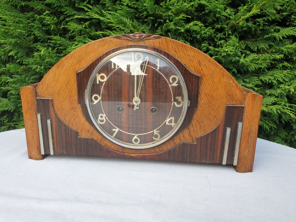 Stary drewniany zegar kominkowy nakręcany z wahadłem