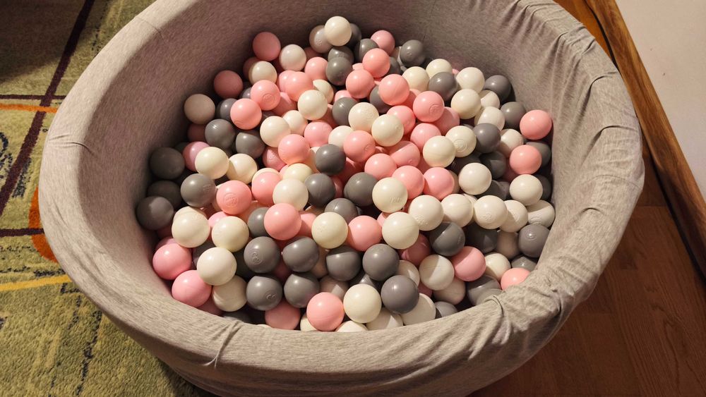 Suchy basen z kulkami