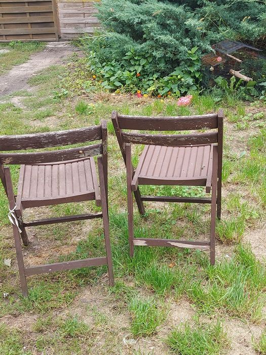 Stare krzesła  drewniane składane 2 sztuki z czasów PRL