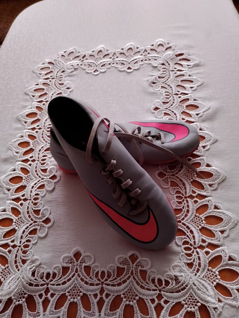 Buty sportowe uniwersalne Nike rozmiar wkładki 22 stan perfekcyjny