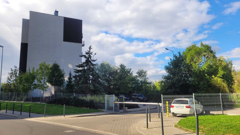 Sprzedam miejsce postojowe podziemne Wrocław–Tarnogaj–Jesionowa/Nyska