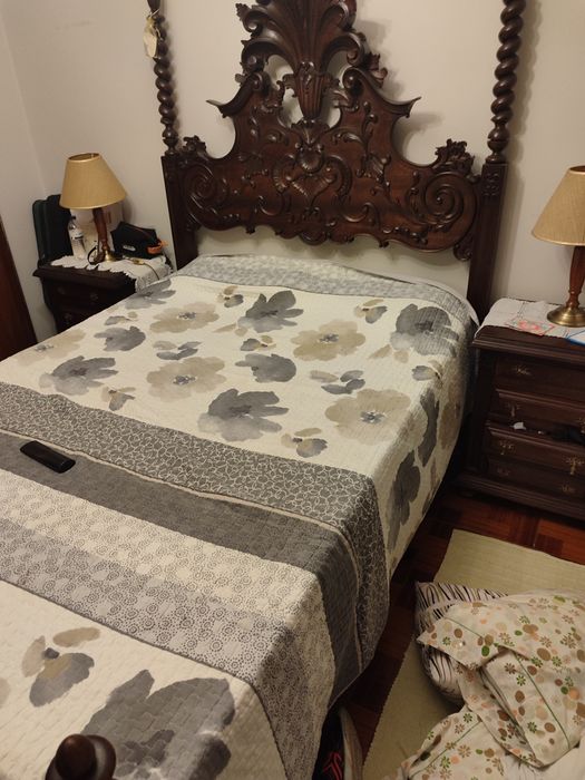 Cama casal antiga