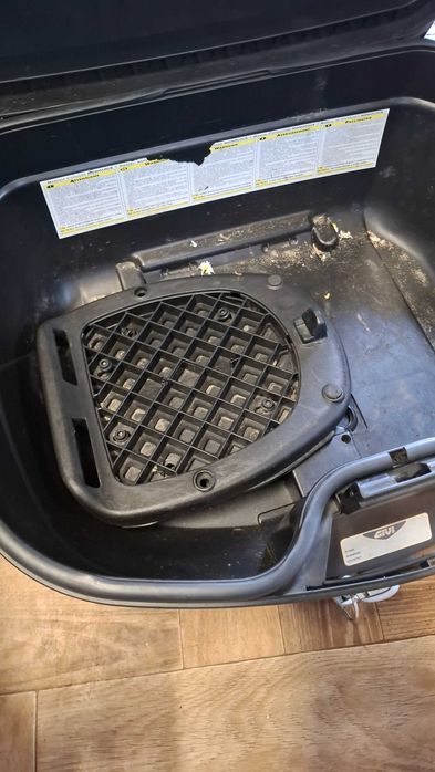 Kufer centralny motocyklowy Givi B47NT Czarny Monolock 47L