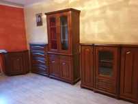 Klasyczny zestaw mebli do salonu – elegancka ciemna okleina