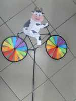 Wiatraczek dla dzieci krowa krówka na rowerze rower wiatrak ogrodowy