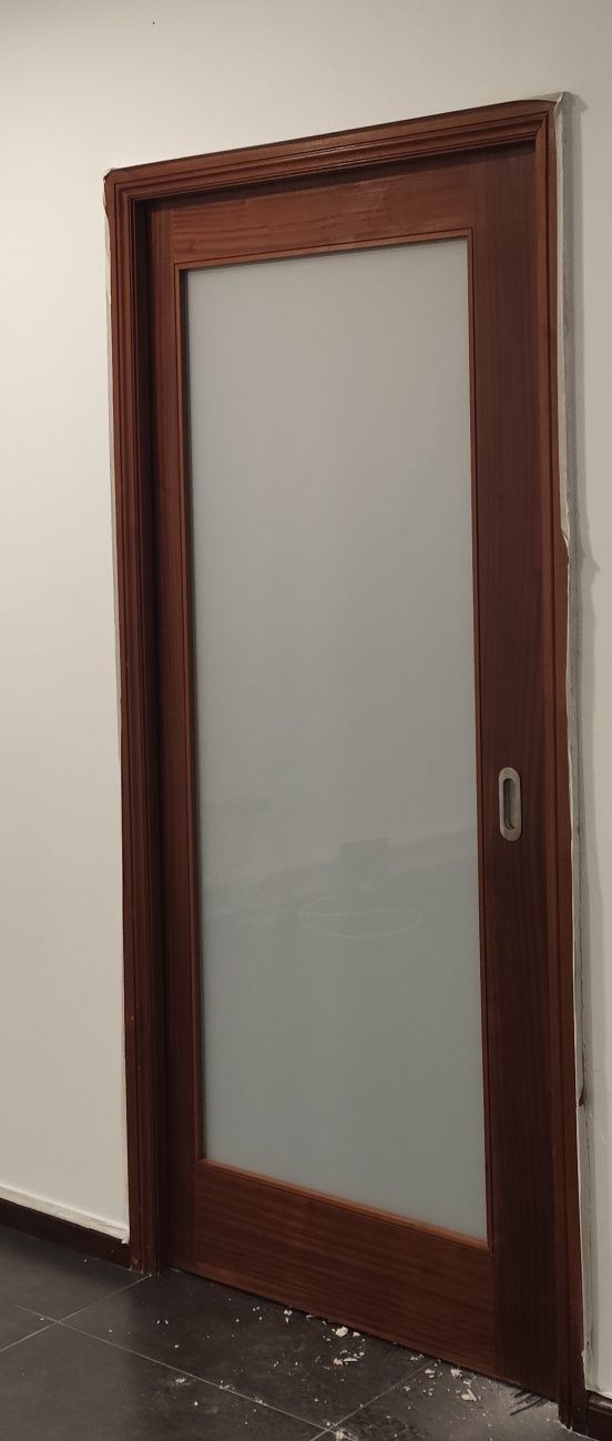 Porta de madeira com vidro + guarnições