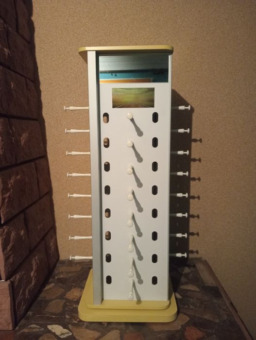 Obrotowy stojak na okulary