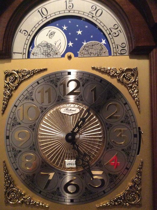 Relógio De Pé Antigo Em Madeira, marca Horlsant à Portreal 1945.