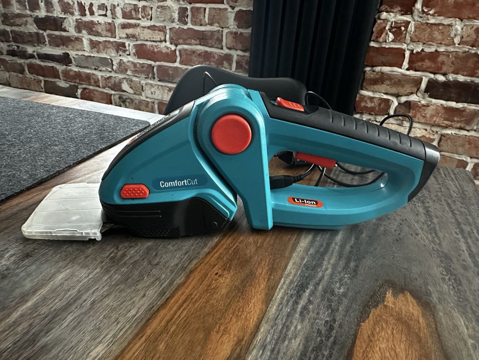 Akumulatorowe nożyce do cięcia krzewów i brzegów trawnika Comfort Cut