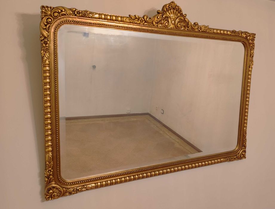 Espelho de Grandes Dimensões com Moldura Dourada