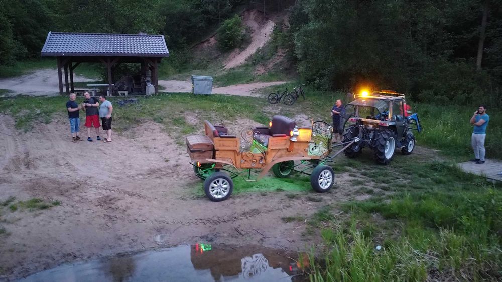 BLISKO PKP Turystom, Budowlacom   DUZA SALA