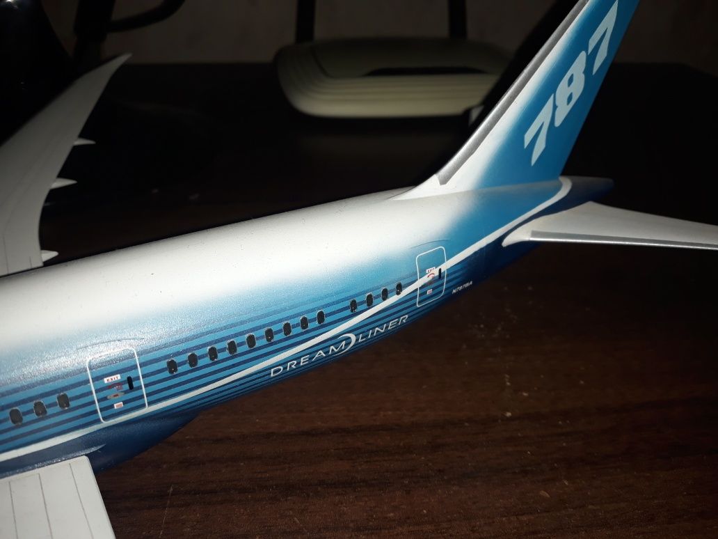 Модель самолёта Боинг (Boeing) 787-8 в 1:144 масштабе