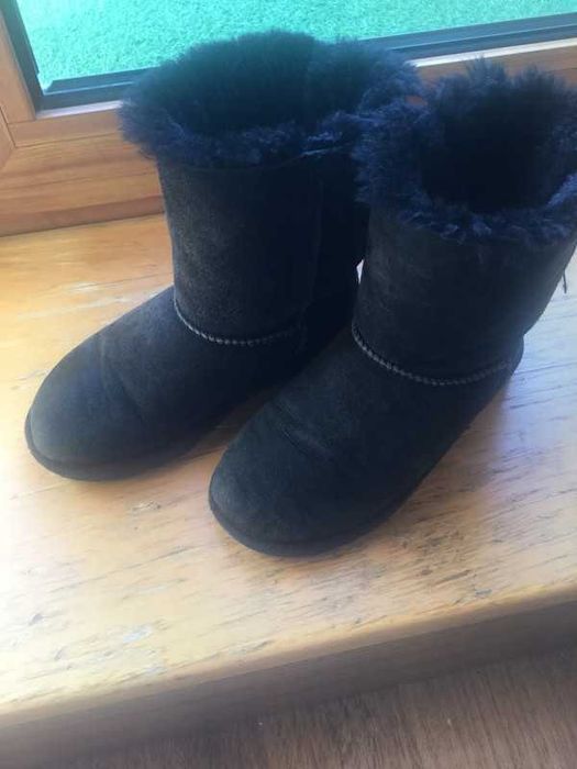 Uggs pretas com laço.