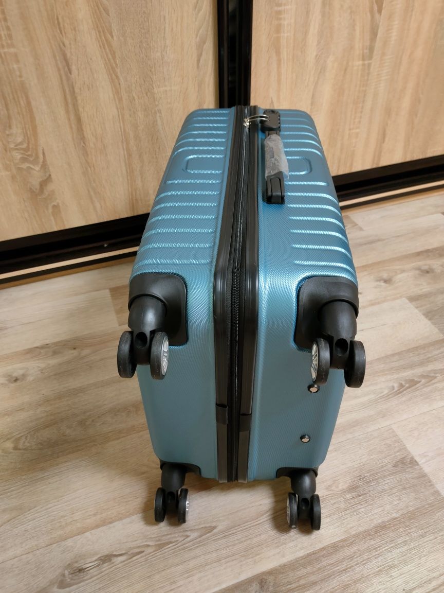 Чемодан среднего размера на колесах, валіза нова для подорожей з пласт