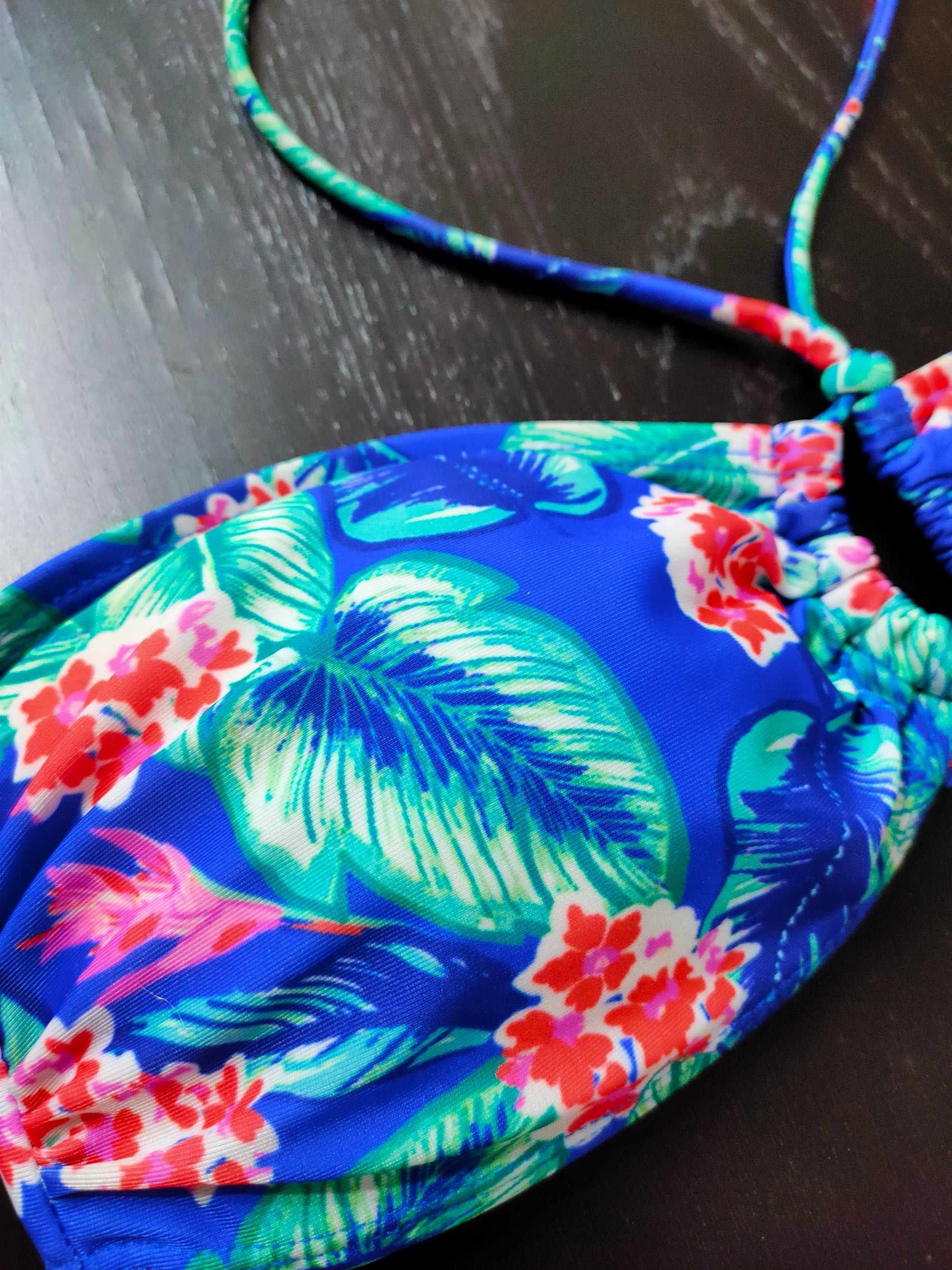 Top de bikini estilo havaiano