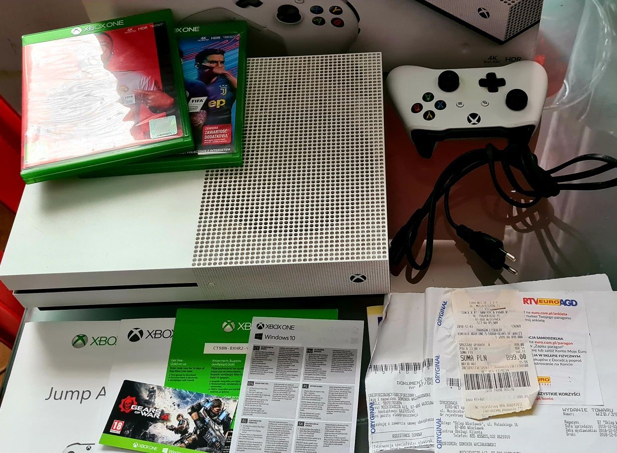 Xbox one s + pad + 2 gry