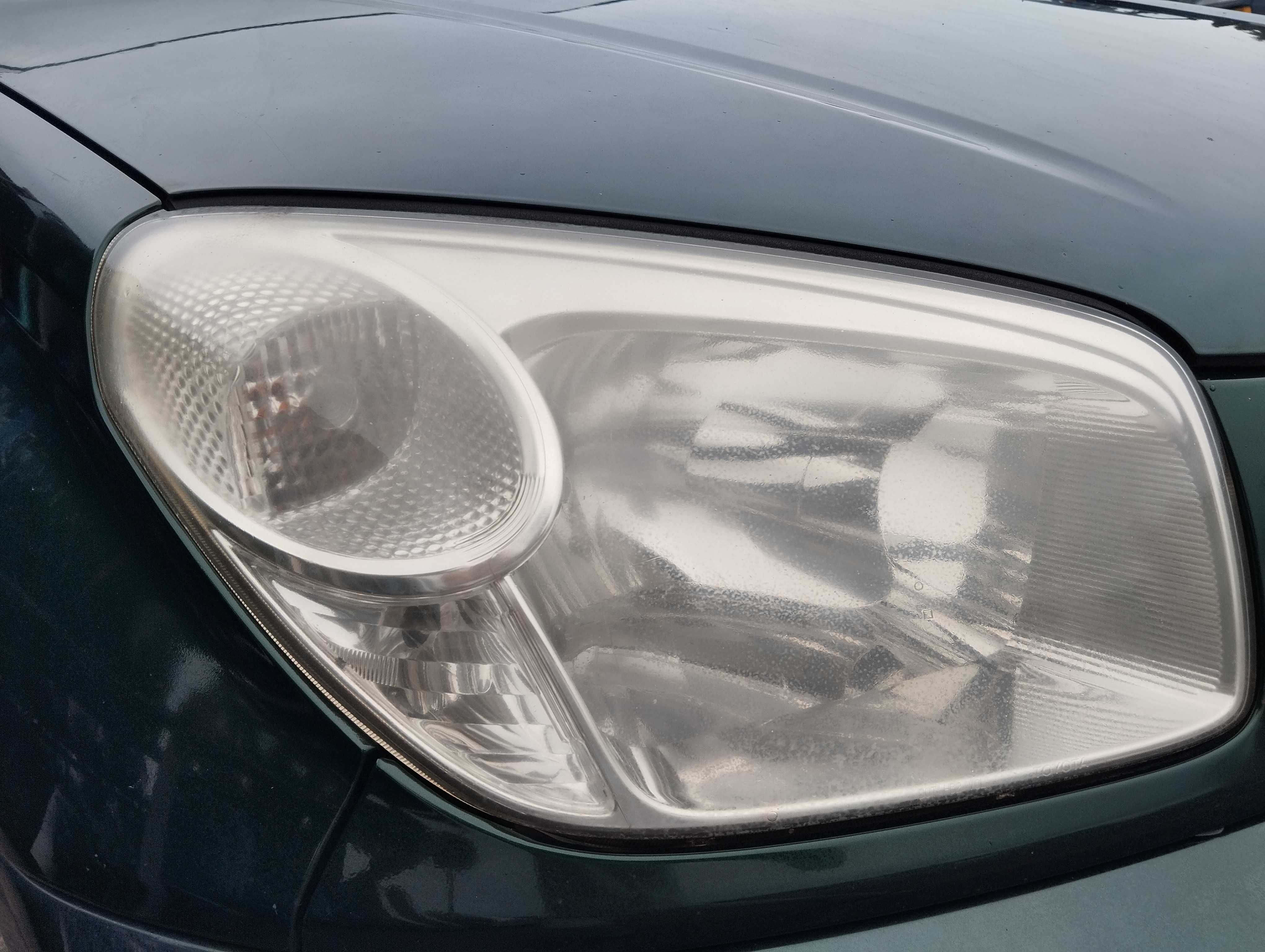 Toyota RAV4 4x4 2.0i 5D 2004r.Lampa przednia prawa.