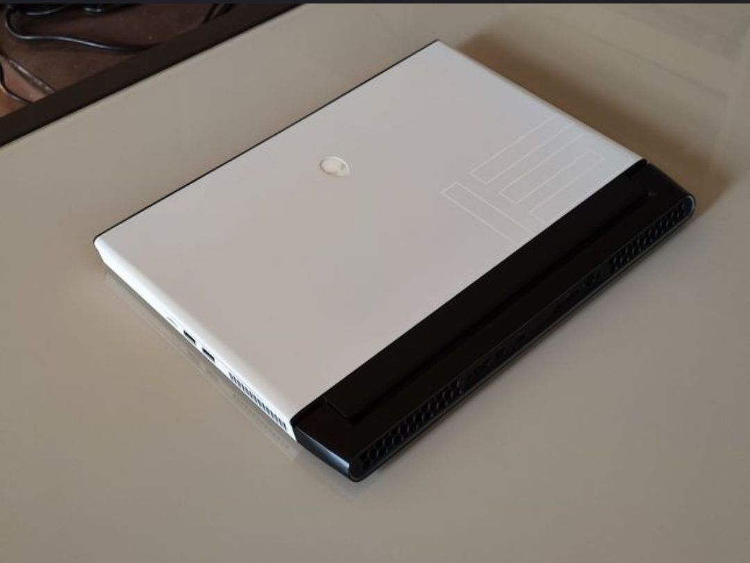 Топовий ігровий ноутбук Dell Alienware m15 R3