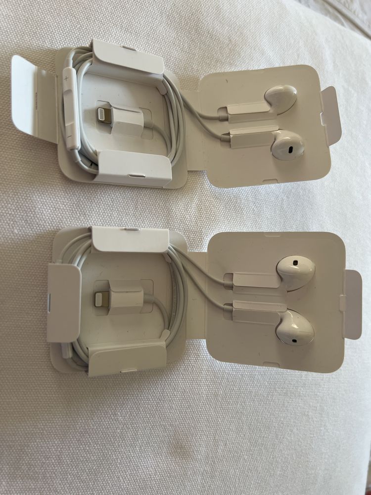 Навушники Apple EarPods with Lightning одни за 800