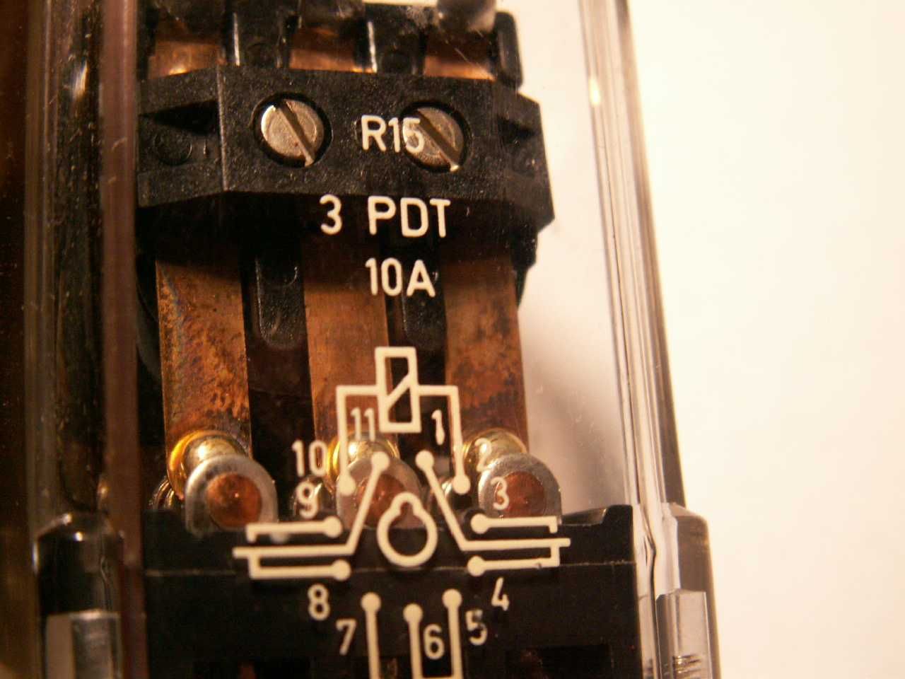 Przekaźnik ELEKTROMAGNETYCZNY  220 V  Lumen -  R-15  3PDT 10A - 11 Pin
