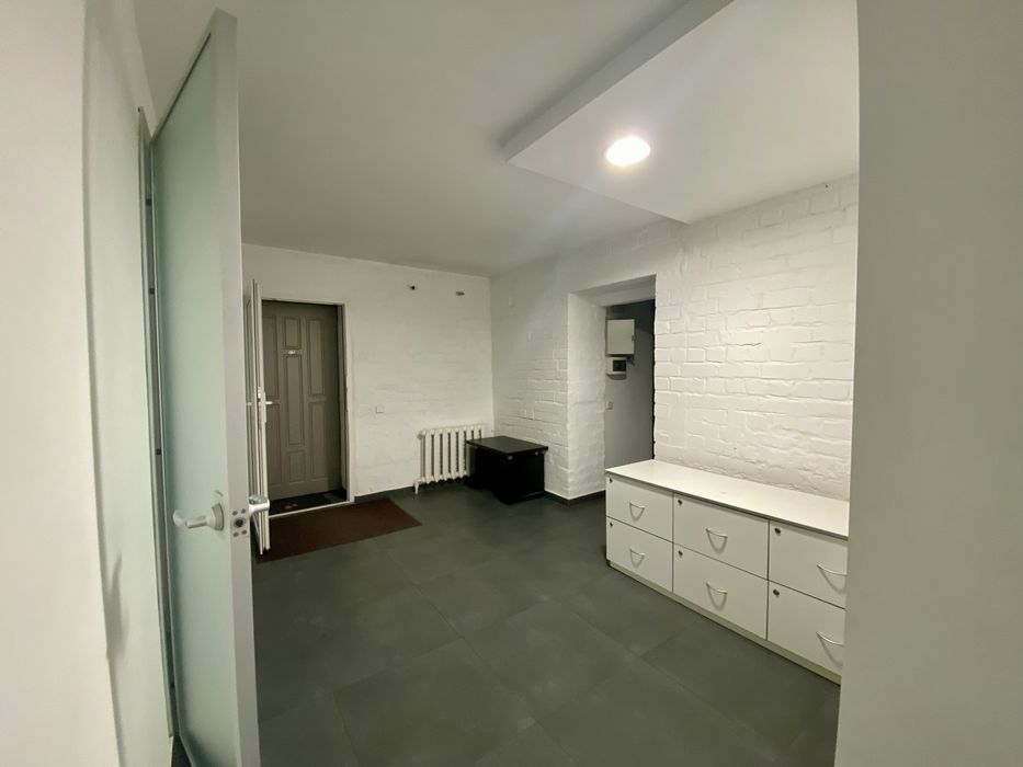 Офіс біля парку Шевченко. Окремий вхід. Парковка.