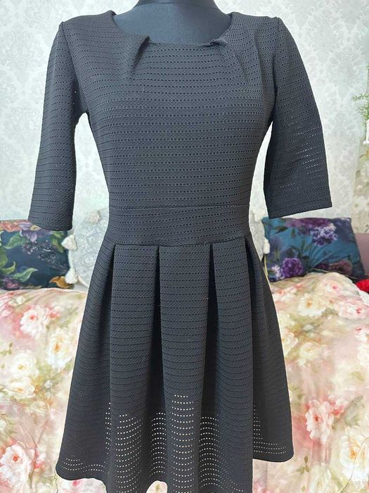 sukienka dopasowana rozkloszowana czarna wednesday falbanki vintage