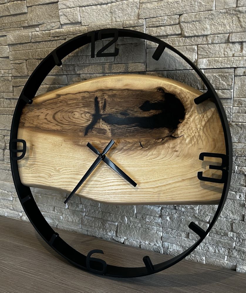 Zegar w stylu loft o średnicy 50 cm z drewna jesionu i czarnej żywicy