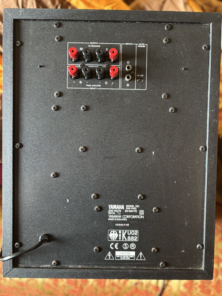 Yamaha Subwoofer NS-P40 50Watts, com marcas de uso
