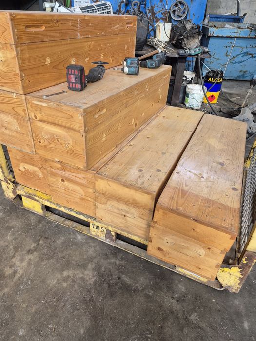 Caixas grandes em madeira