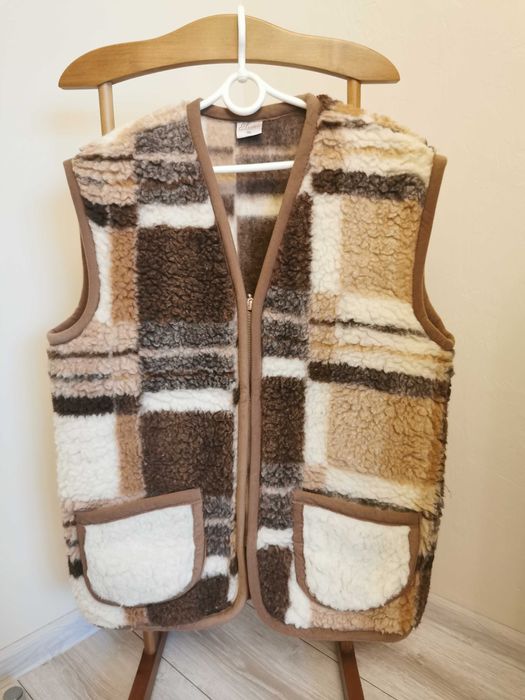 Вовняна жилетка на блискавці
