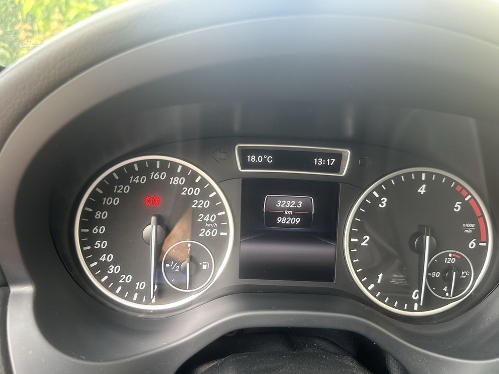 Mercedes A180 com 98600 km reais.